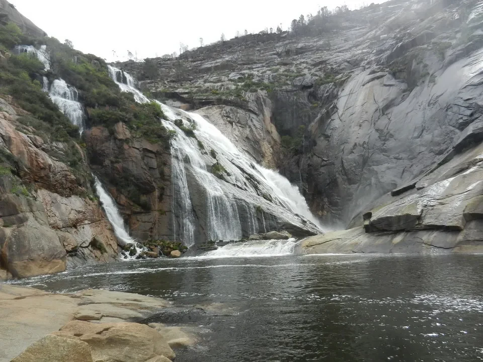 Cascata naturale nel paesaggio roccioso del Portogallo.