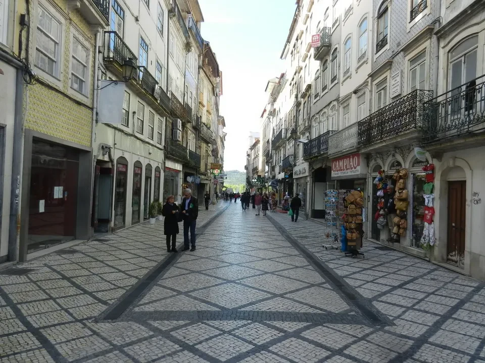 Una strada pedonale storica fiancheggiata da edifici antichi in Portogallo.