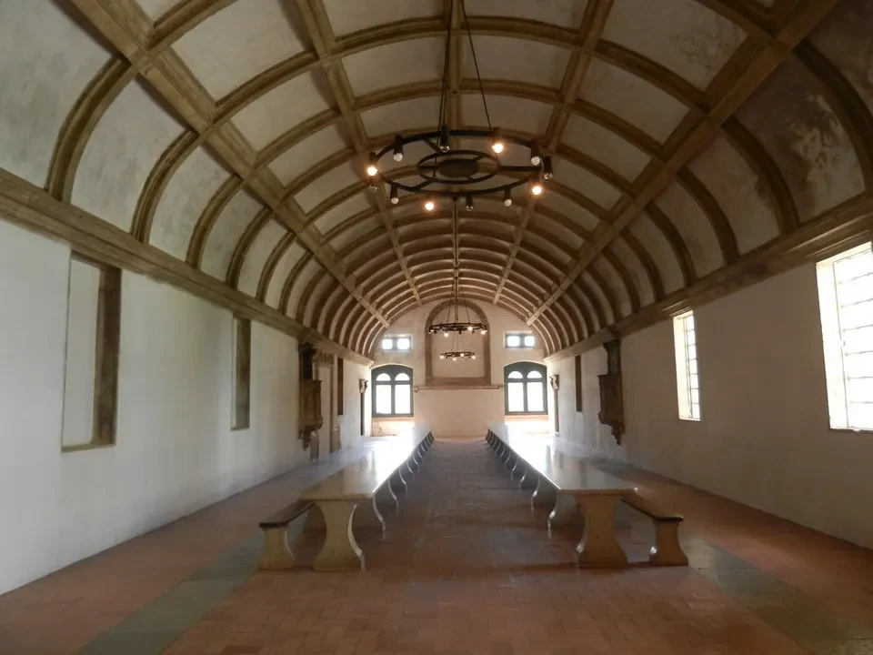 Interno del Convento de Cristo a Tomar con soffitto a volta decorato.