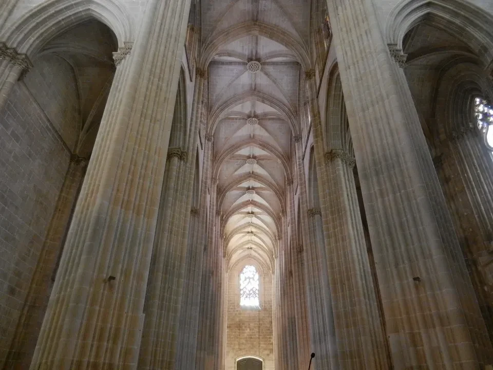Interno della chiesa del Mosteiro da Batalha con volte a crociera alte.