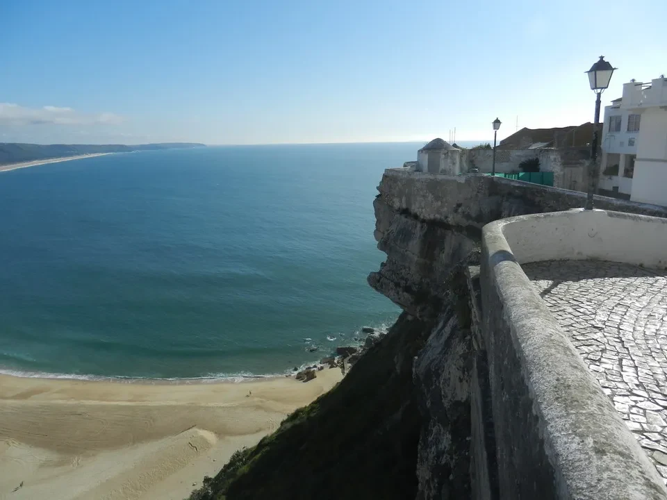 Vista panoramica della costa e del mare in Portogallo.