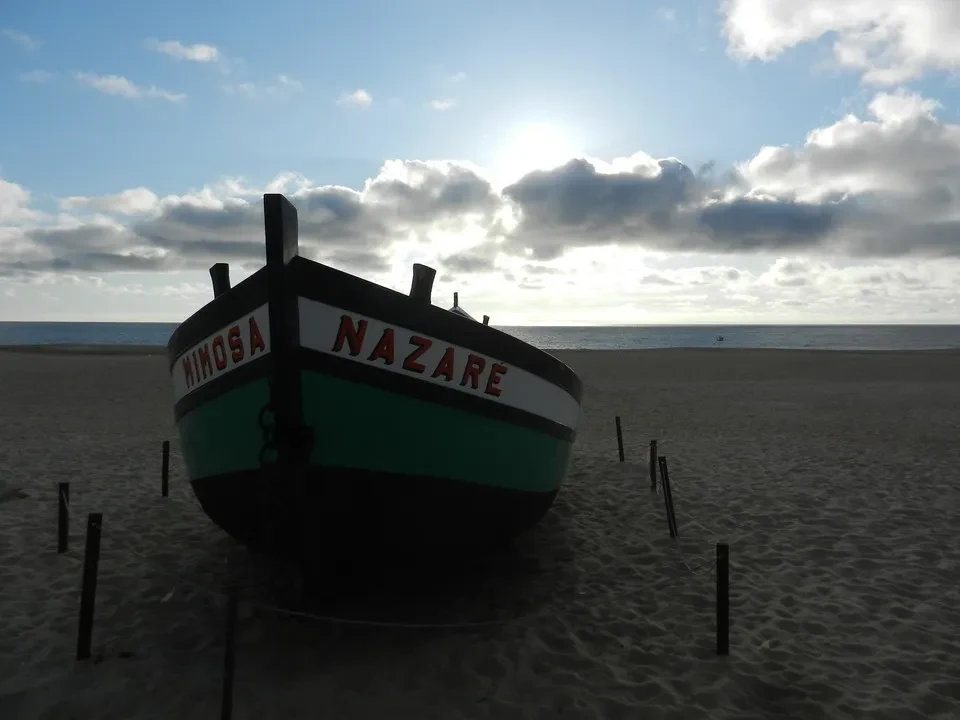 Una barca ormeggiata sulla spiaggia al tramonto in Portogallo.