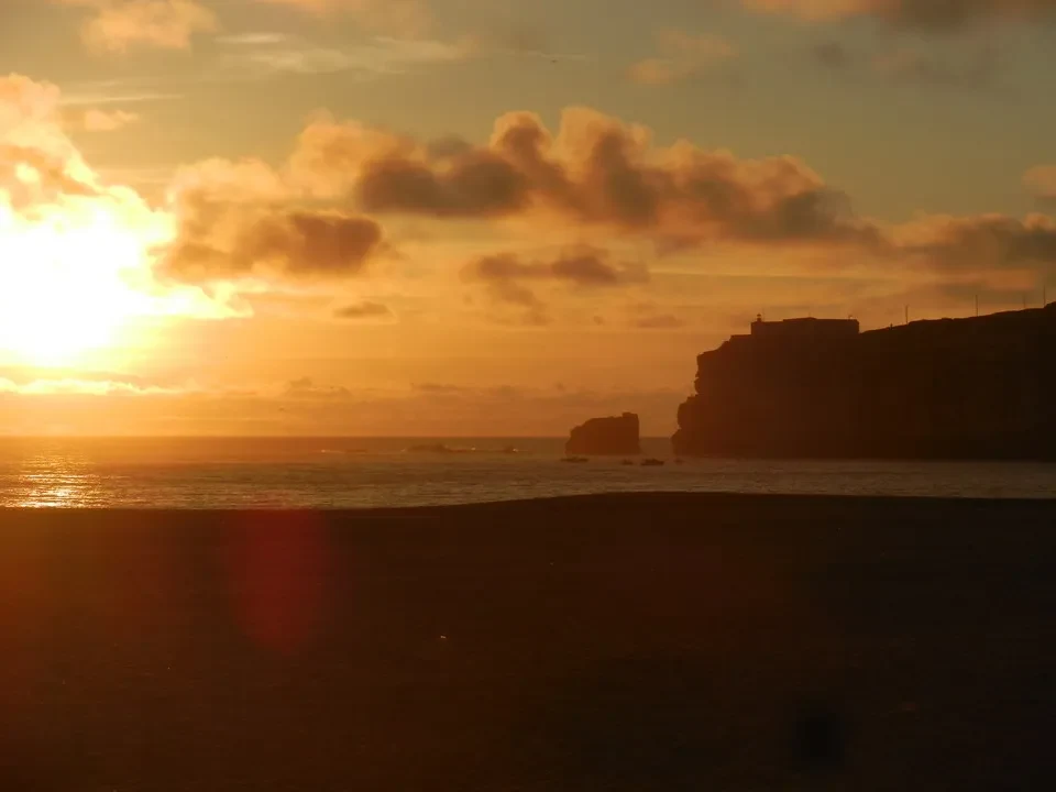Tramonto spettacolare sulle scogliere costiere portoghesi sopra il mare.