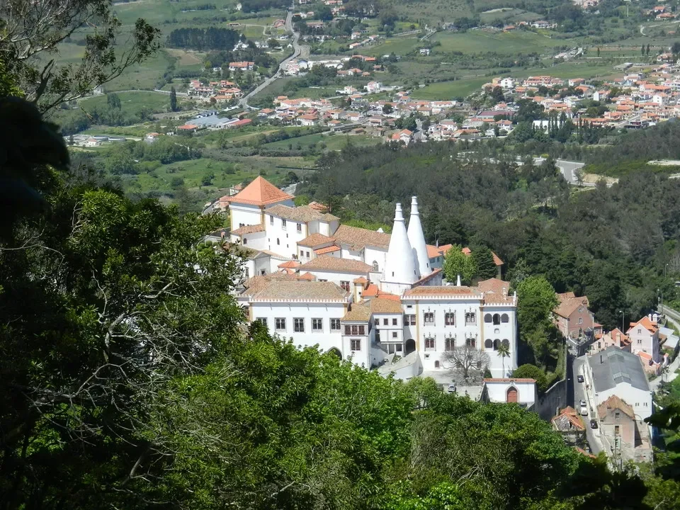 Vista panoramica del Palazzo Nazionale di Sintra e della città circostante in Portogallo.