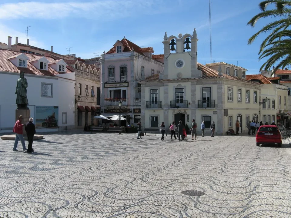 Una piazza storica pavimentata con ciottoli in un borgo portoghese.