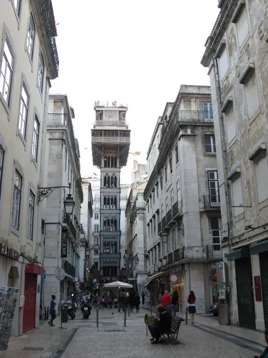 Una vista di una strada pedonale con edifici storici a Lisbona.