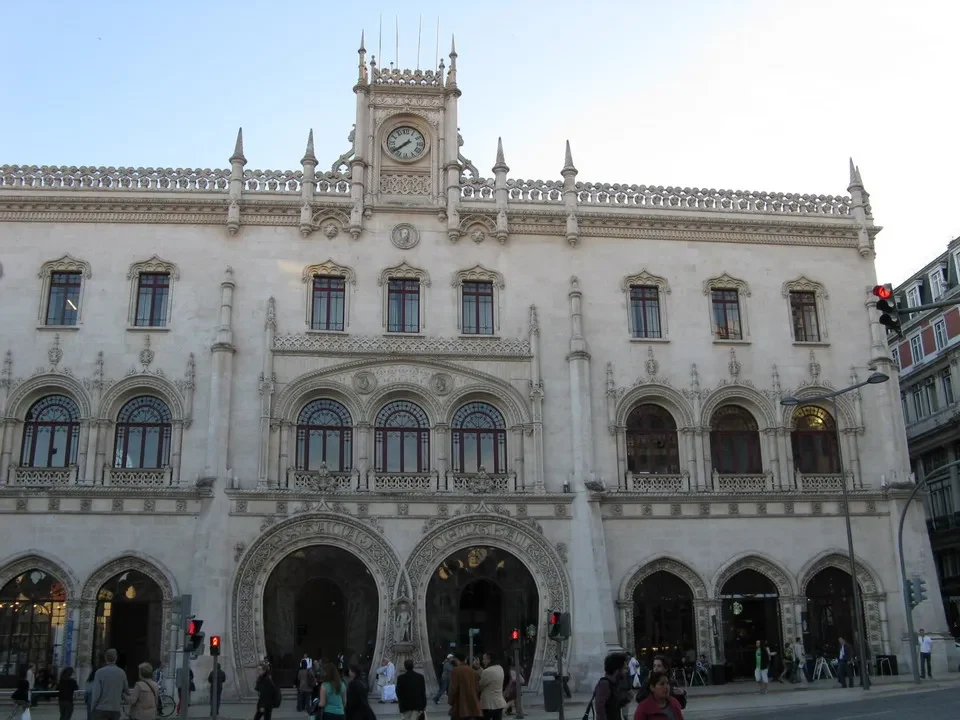 Facciata imponente di un edificio storico con archi e dettagli classici.