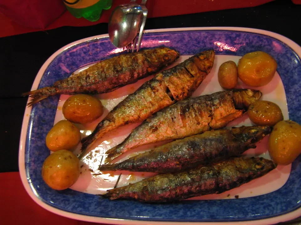 Pesce fritto servito su un piatto in stile tradizionale portoghese.