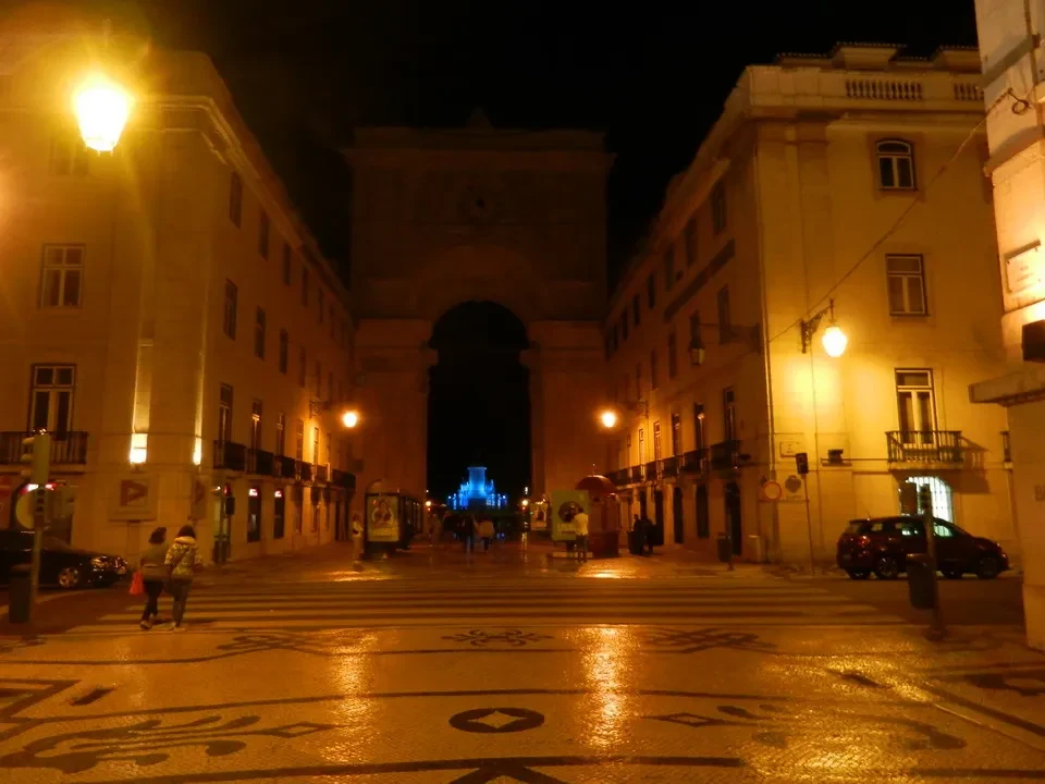 Una piazza cittadina illuminata di notte in Portogallo.