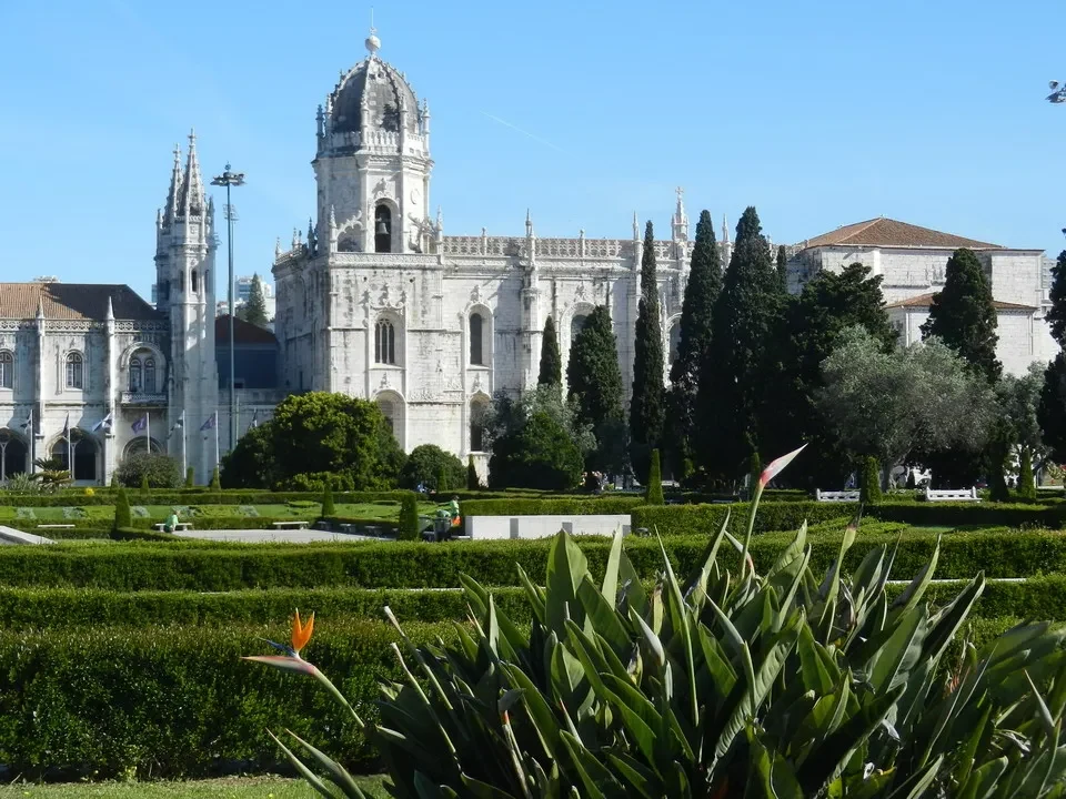Vista esterna del Monastero dos Jerónimos con giardini curati.