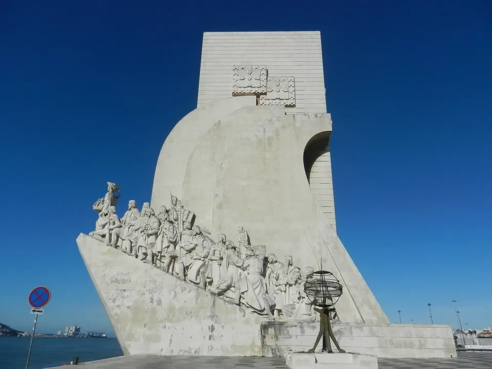 Vista panoramica del monumento dos Descobrimentos a Lisbona.