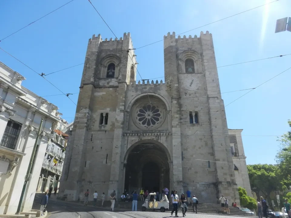 Porta do Sol in una strada di Lisbona con edifici storici.