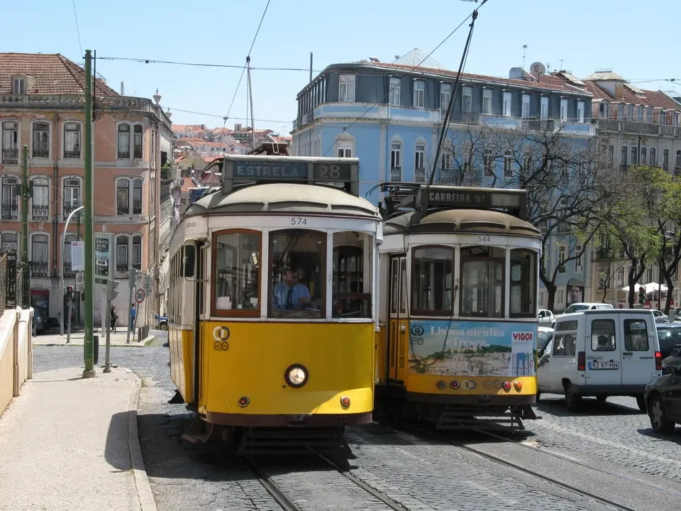 Tram gialli in una strada storica di Lisbona. Tram gialli in una strada storica di Lisbona.