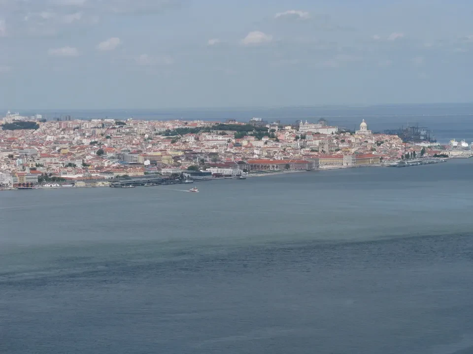 Vista panoramica della città di Lisbona con il fiume che la attraversa.