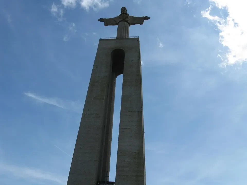 La statua del Cristo Rei è visibile contro il cielo.