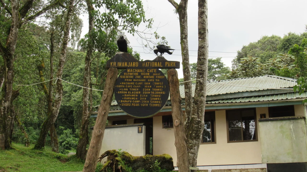 Segnale del Kilimanjaro National Park al Machame Gate in Tanzania.