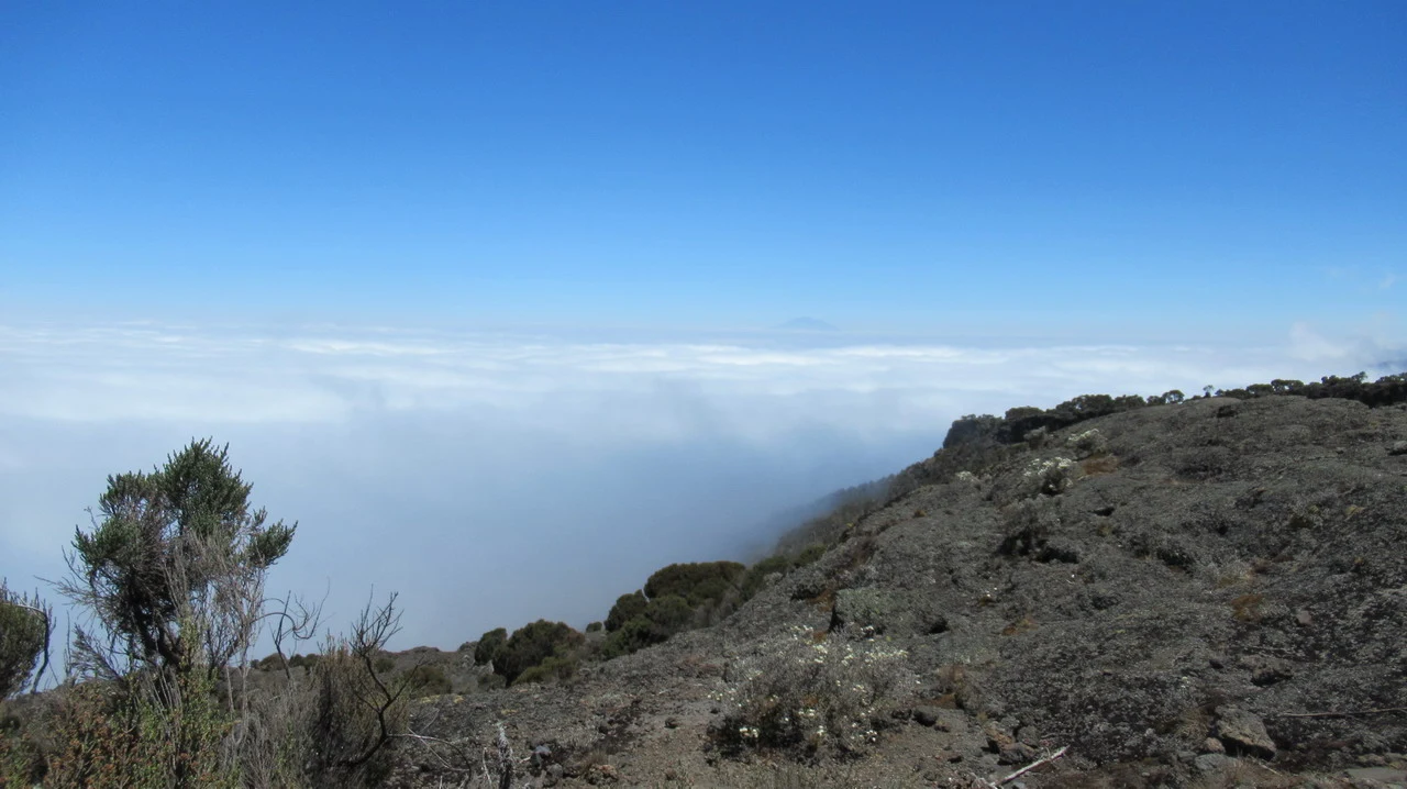 Paesaggio montano con nebbia sopra la savana in Tanzania.