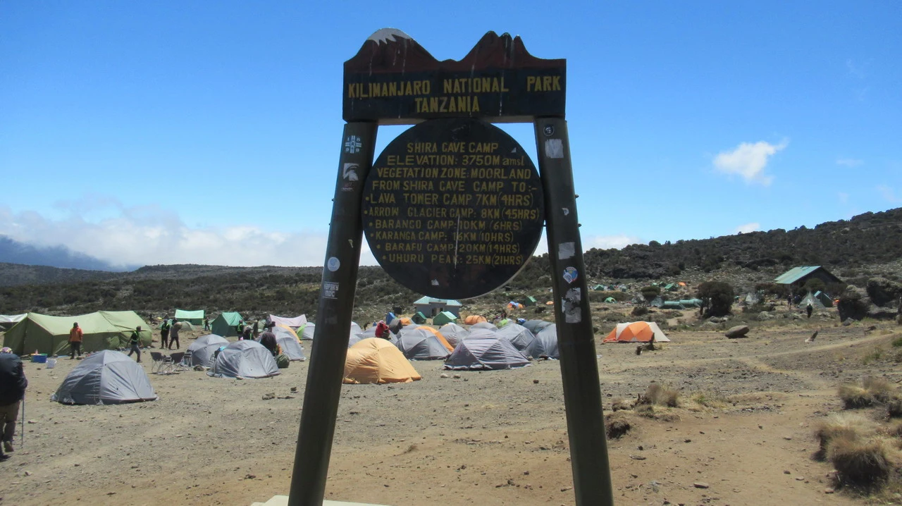 Vista panoramica del campo Shira nella Riserva Nazionale del Kilimanjaro in Tanzania.