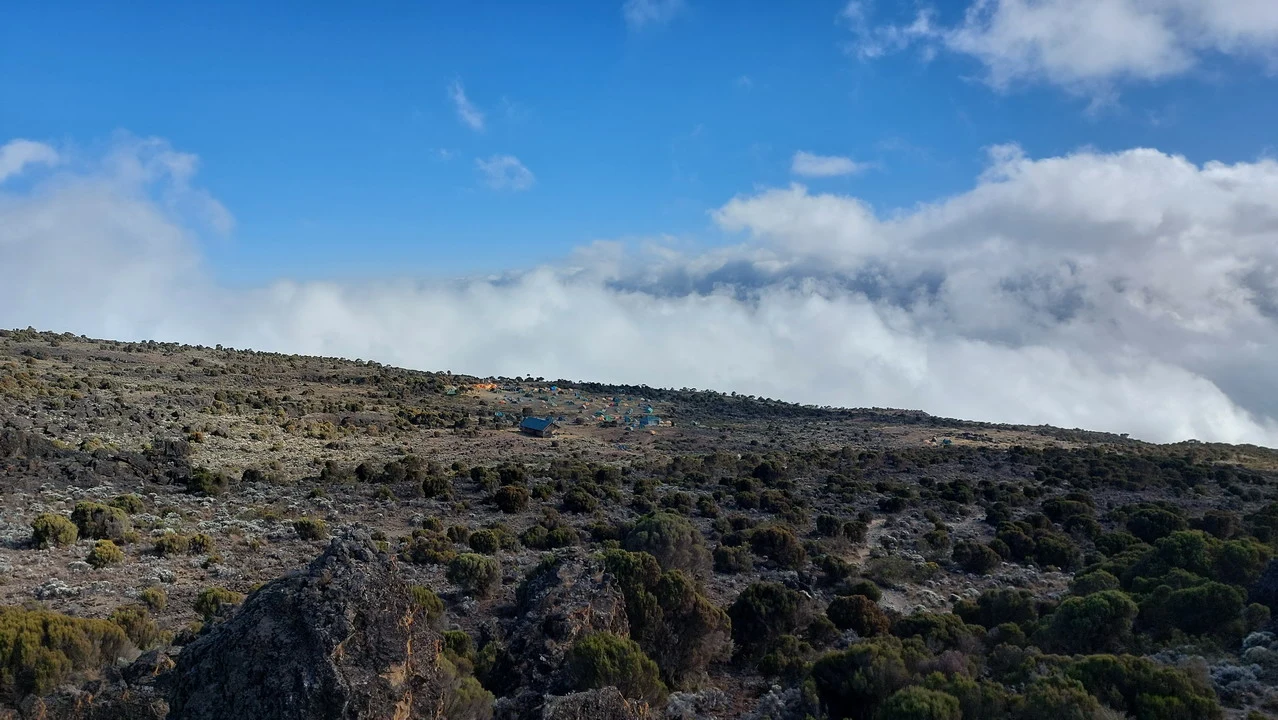 Paesaggio montano con nuvole basse coprono la valle in Tanzania.