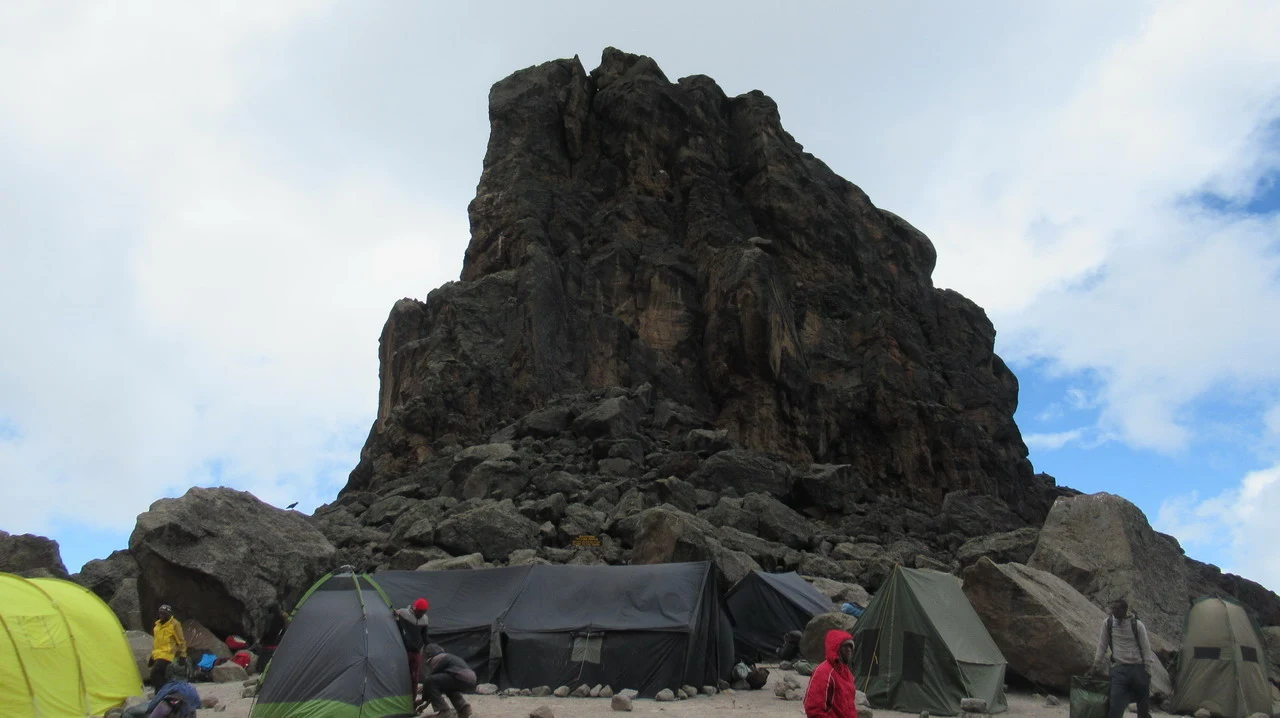 Una formazione rocciosa imponente domina il paesaggio durante un safari in Tanzania.