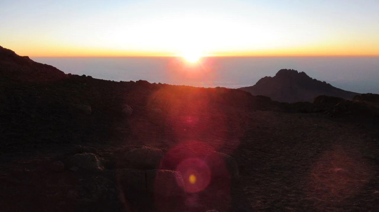 Alba sul monte Kilimanjaro durante una vista panoramica.