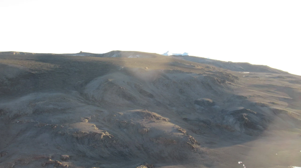 La cima del Kilimangiaro è visibile in un paesaggio montano africano.