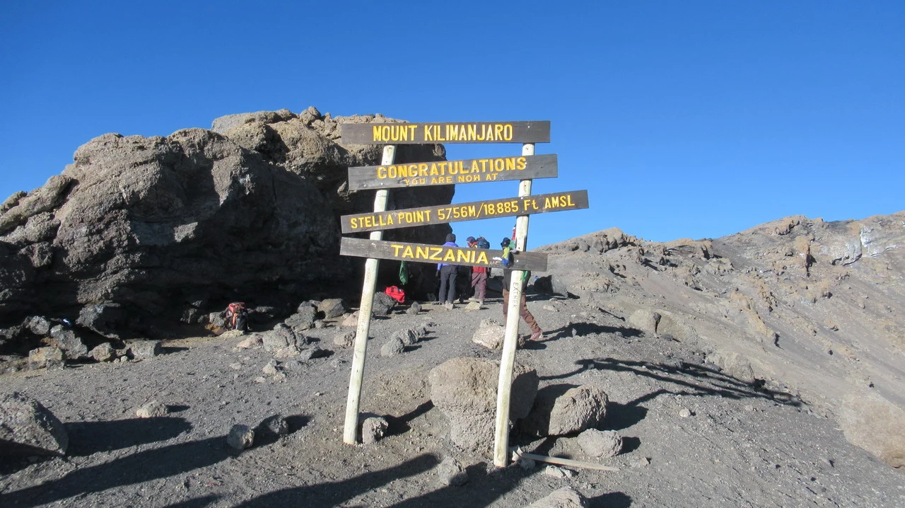 Vista panoramica del Monte Kilimanjaro con cartelli di congratulazioni in Tanzania.