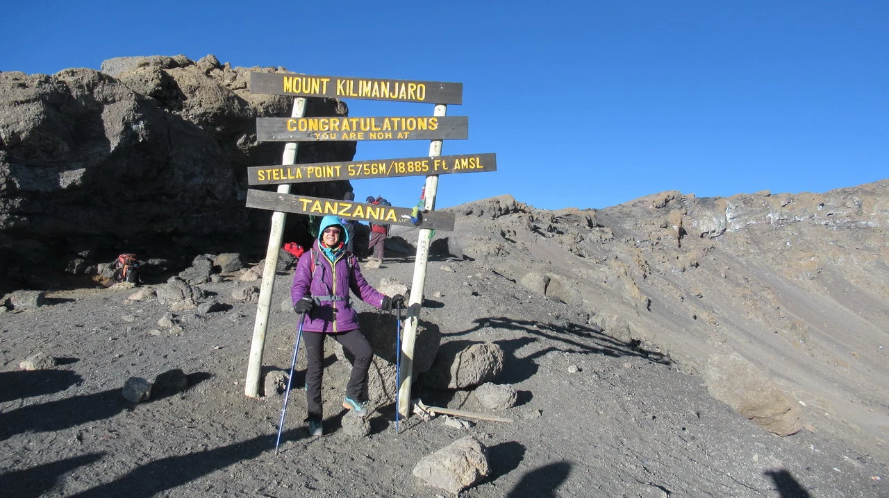 Vista panoramica del Monte Kilimanjaro con un sentiero segnalato in Tanzania.