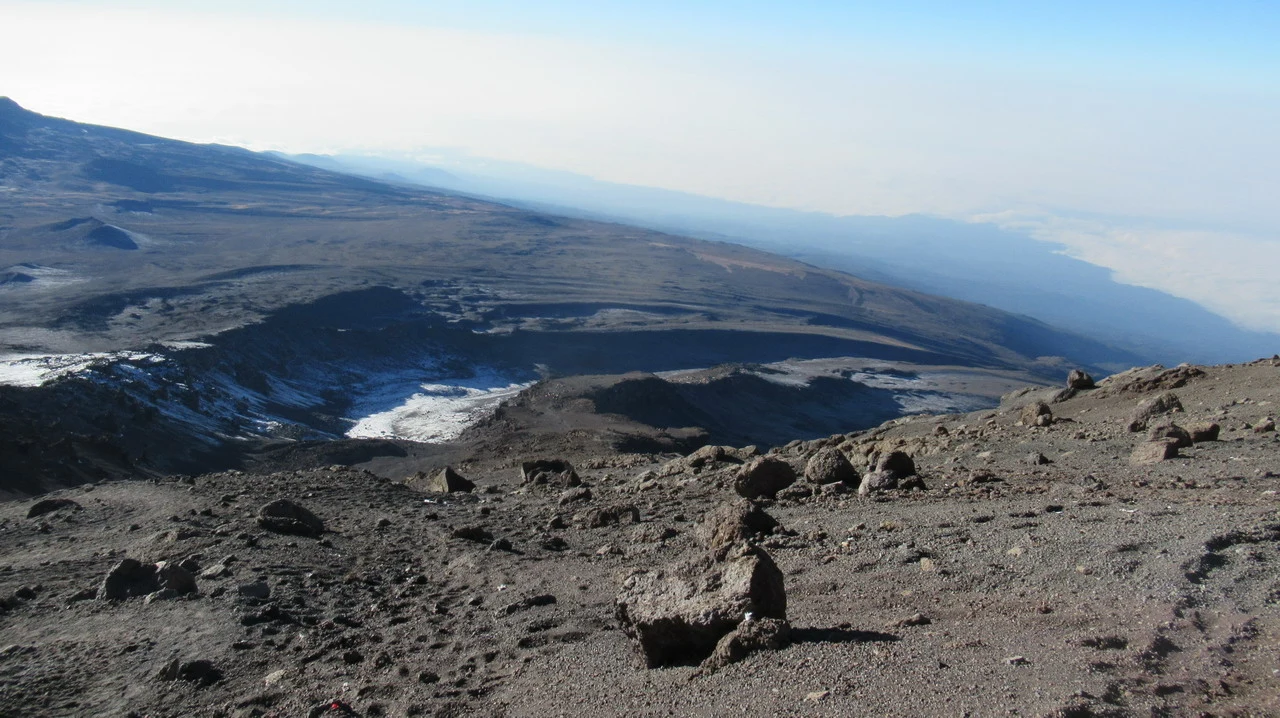 Vista panoramica dalla cima del Kilimangiaro con paesaggi vasti e montuosi.