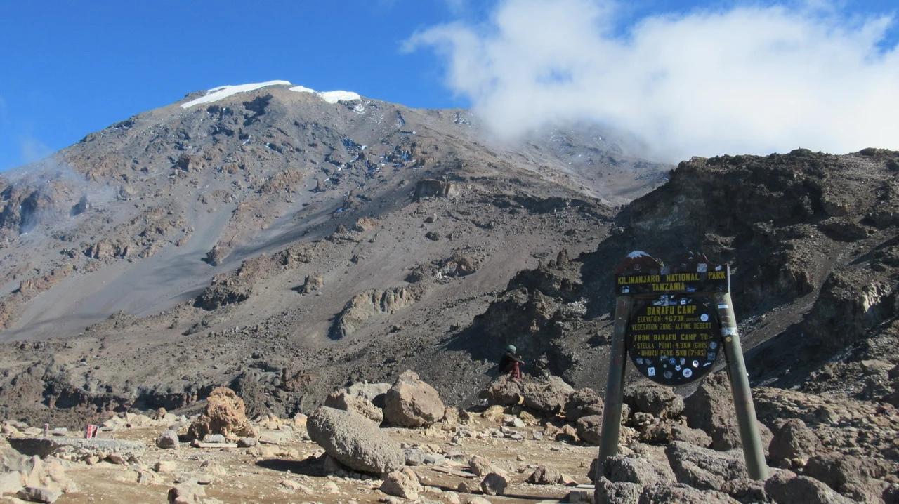 Paesaggio montano con neve e cielo azzurro in Tanzania.
