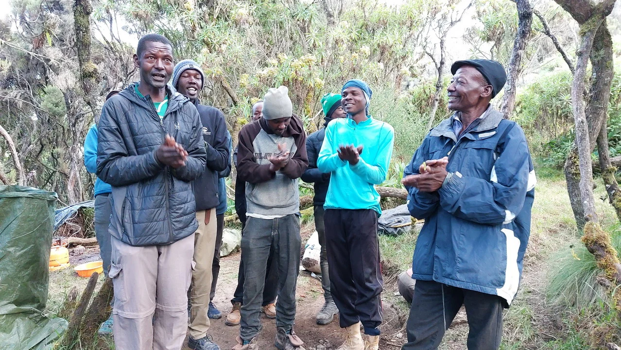 Uomini africani in piedi in un ambiente rurale della Tanzania.