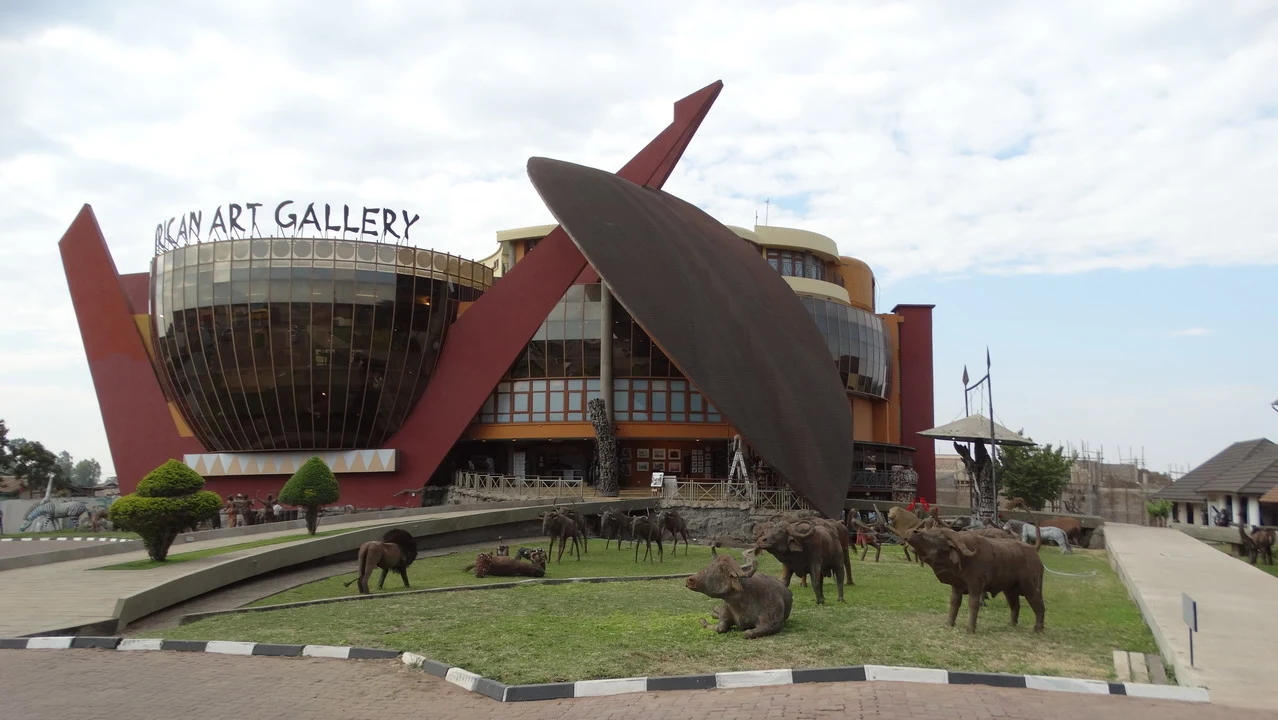Galleria d'arte africana in Tanzania con animali selvatici in primo piano.