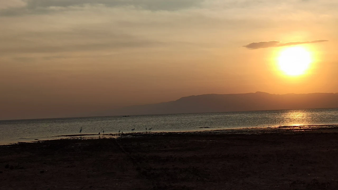 Tramonto del sole sul lago in Tanzania durante una safari.