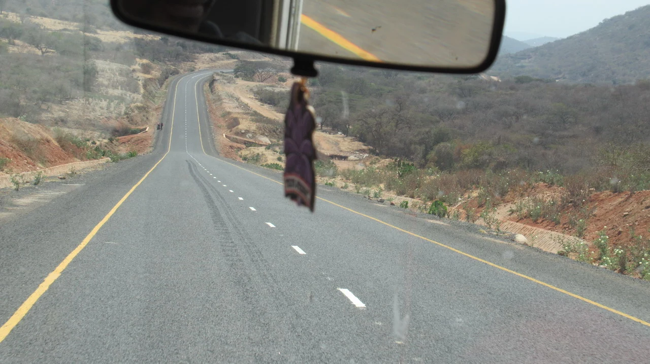 Una persona cammina su una strada di campagna in Tanzania.