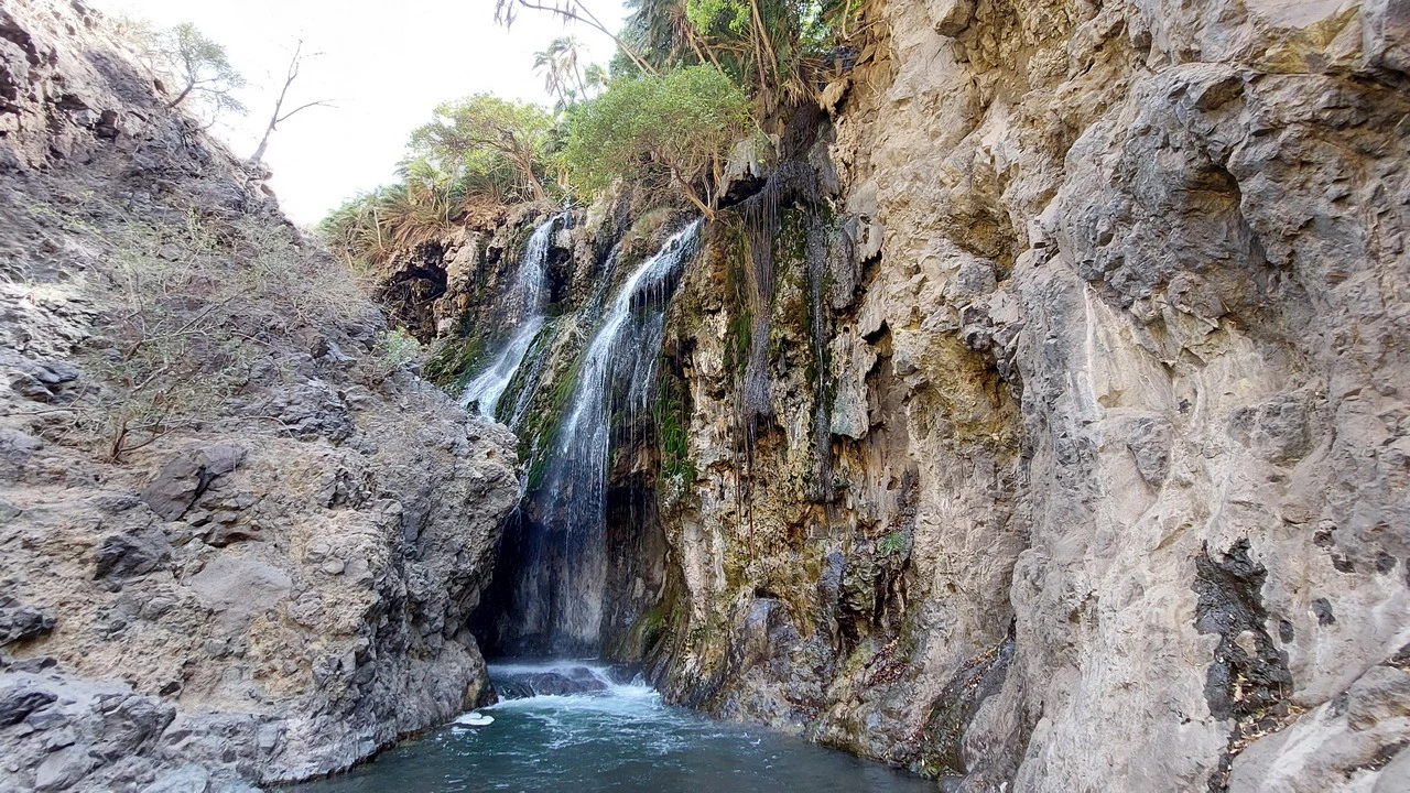 Cascate d'acqua che scorrono su rocce nella natura selvaggia della Tanzania.
