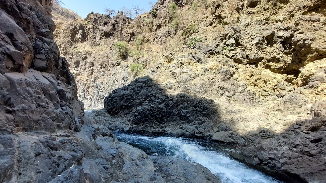Cascate d'acqua tra le rocce aride del paesaggio della Tanzania.