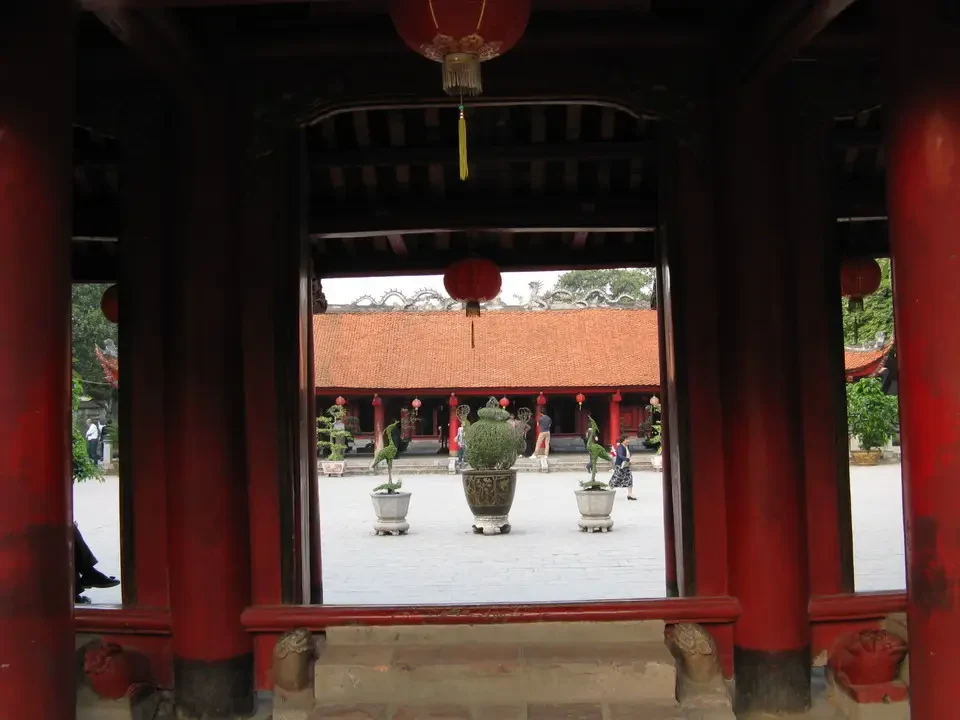 Interno di un tempio tradizionale con colonne rosse e un cortile esterno. Interno di un tempio tradizionale con colonne rosse e un cortile esterno.