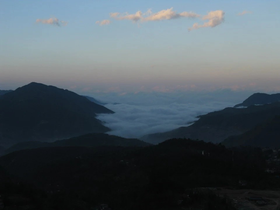 Vista panoramica delle montagne con nebbia al tramonto in Vietnam e Cambogia. Vista panoramica delle montagne con nebbia al tramonto in Vietnam e Cambogia.