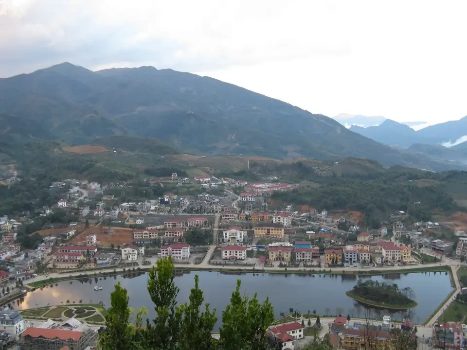 Vista panoramica del paesaggio montuoso e urbano di Sapa in Vietnam.
