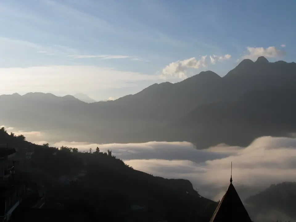 Vista panoramica di montagne avvolte dalla nebbia mattutina.