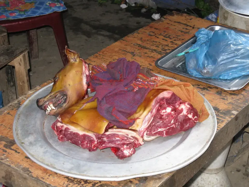 Carne rossa appesa su un tavolo in un mercato vietnamita o cambogiano.