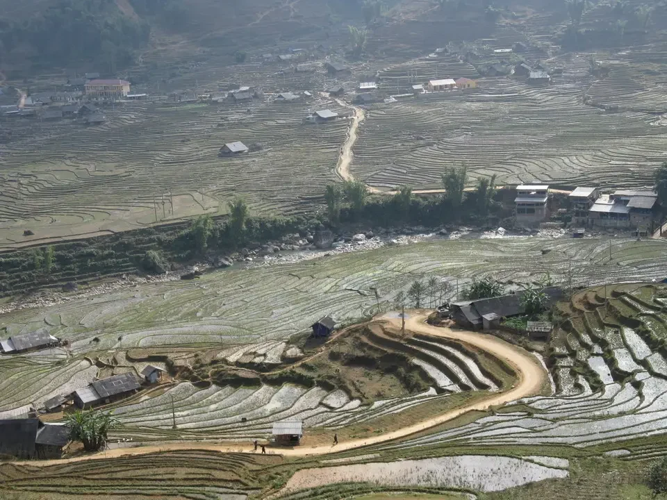 Paesaggio agricolo collinare in Vietnam o Cambogia con campi coltivati e sentieri di terra. Paesaggio agricolo collinare in Vietnam o Cambogia con campi coltivati e sentieri di terra.