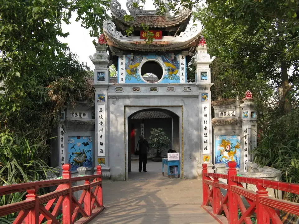 Ingresso decorato di un tempio in stile tradizionale tra Vietnam e Cambogia.