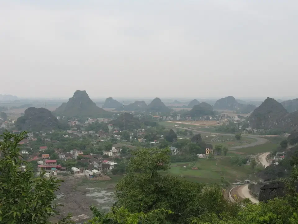 Paesaggio panoramico di colline boscose e montagne nebbiose in Vietnam o Cambogia.