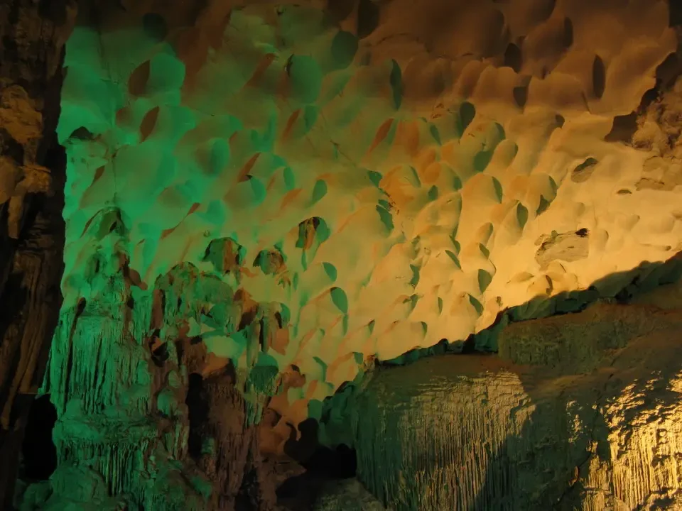 Grotta di sorpresa nella Baia di Halong, Vietnam.