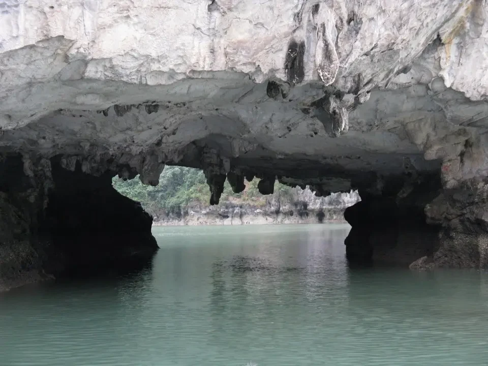 Grotte naturali sopra un lago verde smeraldo.