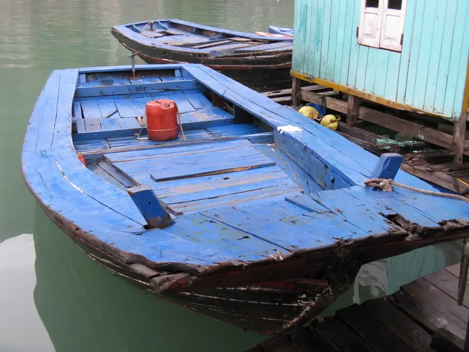 Barche tradizionali galleggianti nel Baia di Halong, Vietnam. Barche tradizionali galleggianti nel Baia di Halong, Vietnam.