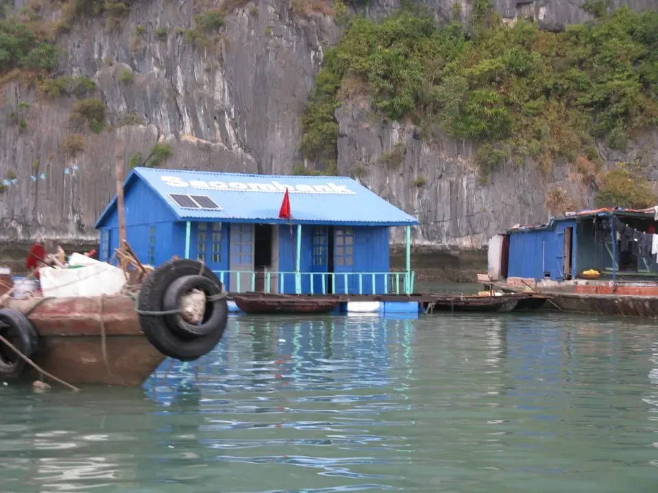 Villaggi galleggianti nella Baia di Halong, Vietnam e Cambogia.