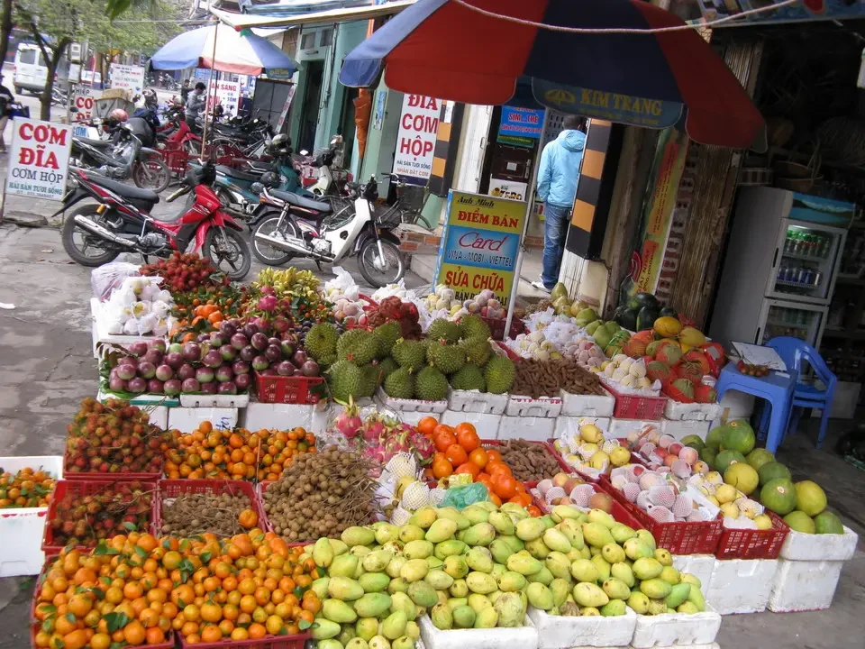 Mercato all'aperto pieno di frutta esotica in Vietnam o Cambogia.