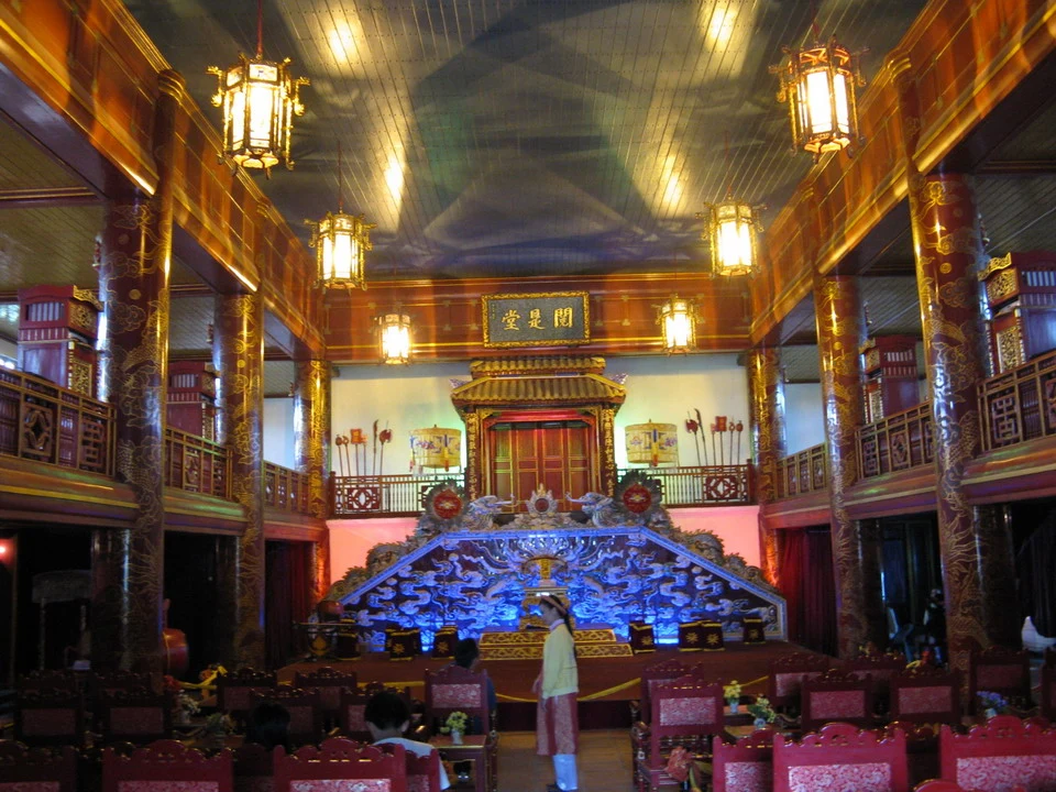 Interno sontuoso del teatro reale in un luogo di viaggio in Vietnam o Cambogia.